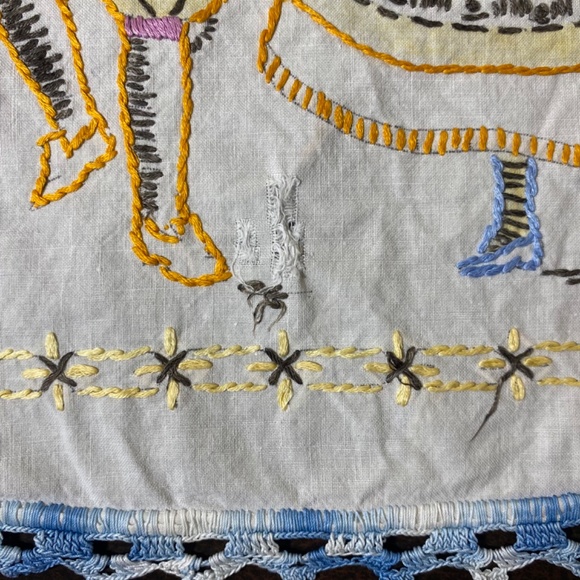 Vintage Linens Handmade Embroidered Dancing Couple Folk Art Table Scarf Hankie - Picture 5 of 7